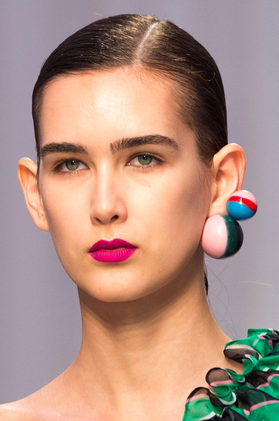 La boucle d'oreille unique : la tendance des podiums à adopter