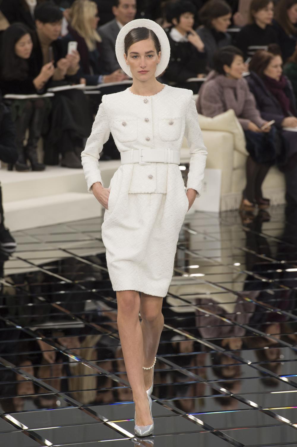 Chanel Dans Les Secrets De Fabrication Dune Robe Haute Couture