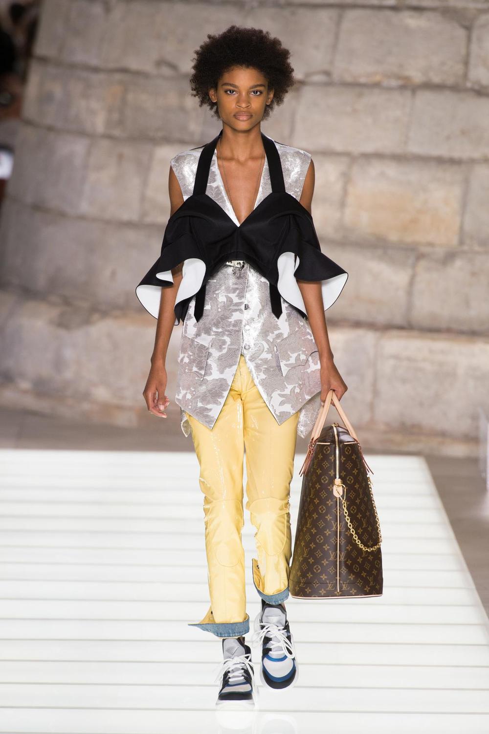Défilé Saint Laurent printemps-été 2018 : splendeurs et audace d'une ...