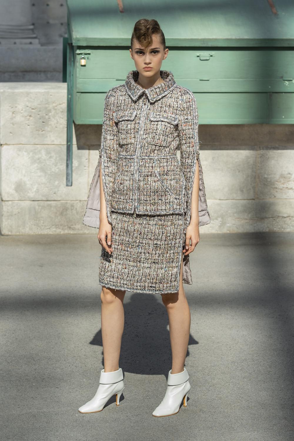 Libre, rock et couture, la femme Chanel arrive en ville