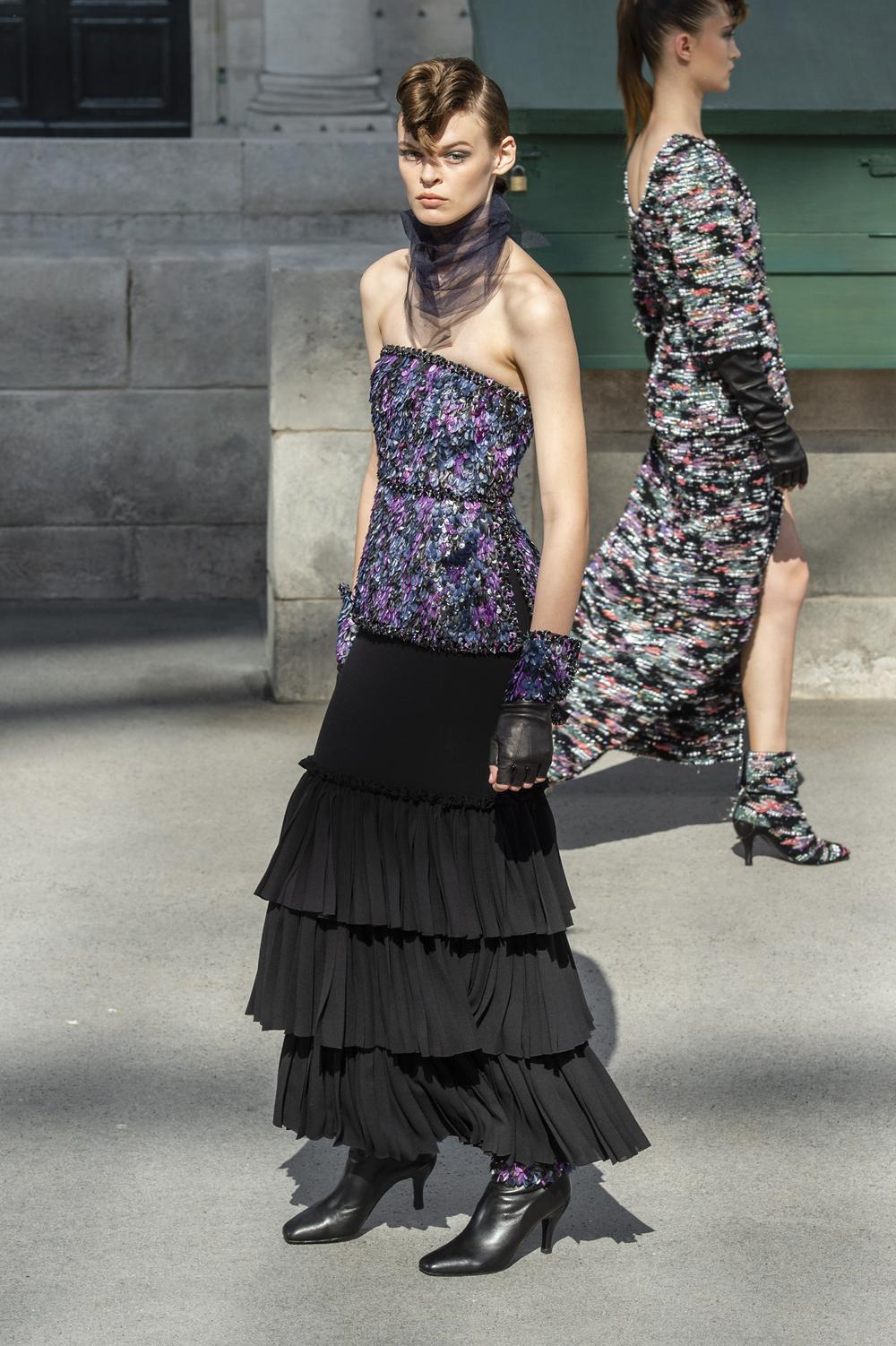 Libre, rock et couture, la femme Chanel arrive en ville