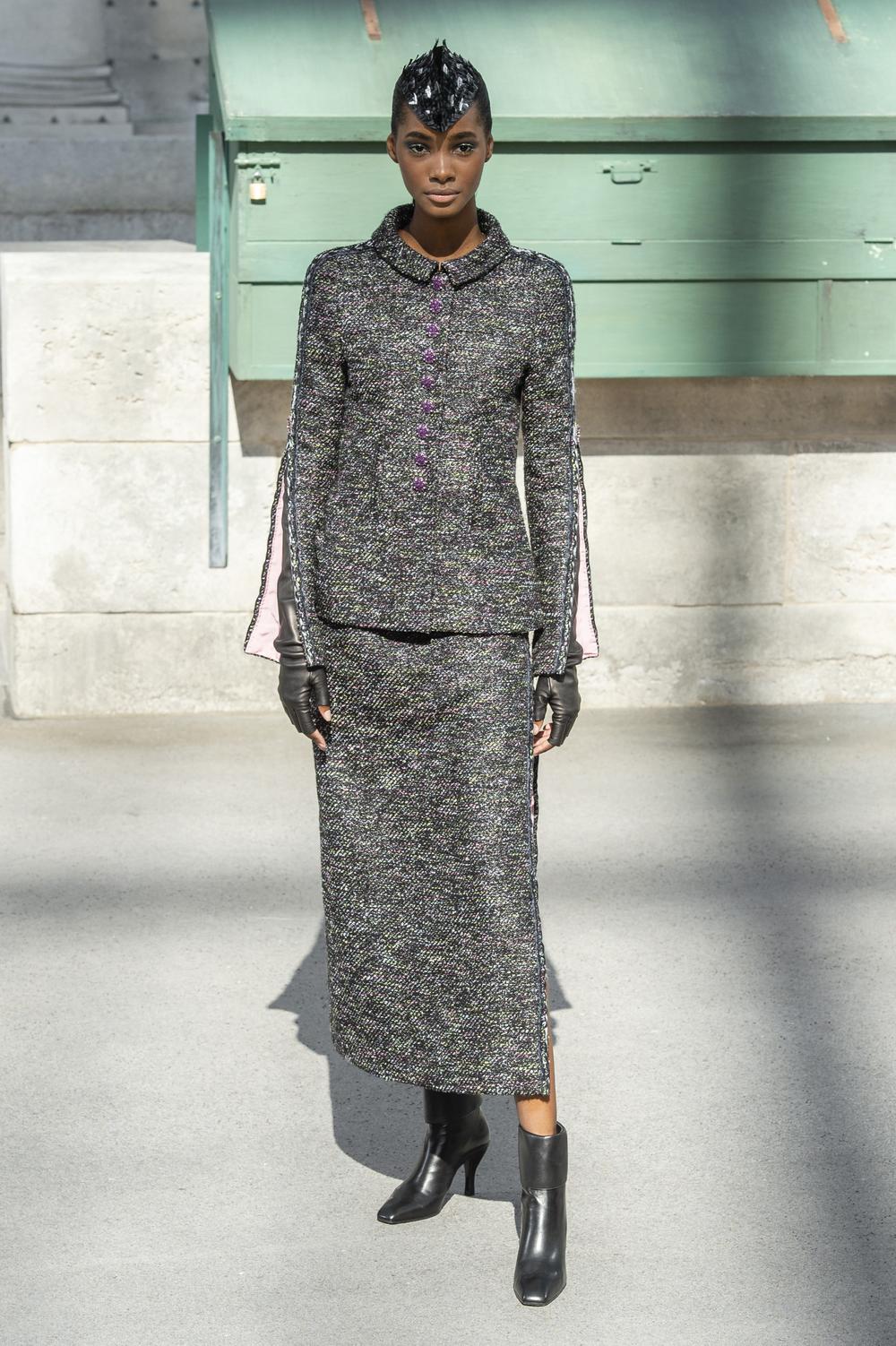 Libre, rock et couture, la femme Chanel arrive en ville