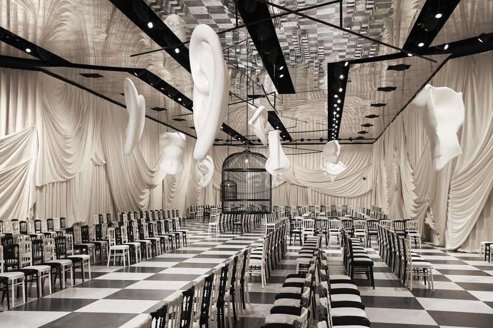 Зал показа мод. Подиум показ. Зал для демонстрации. Модель на сцене. Зал показа мод.