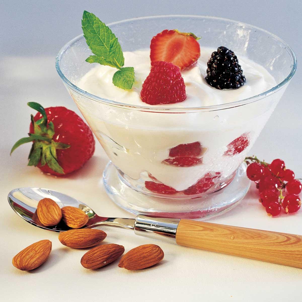 Recette Mousse De Fromage Blanc Aux Fruits Rouges Et Amandes Cuisine Madame Figaro