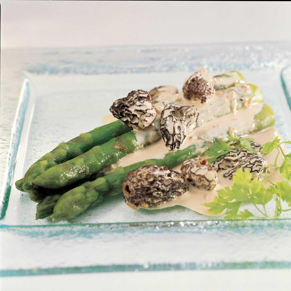 Recette asperges à la crème de morilles Cuisine / Madame Figaro