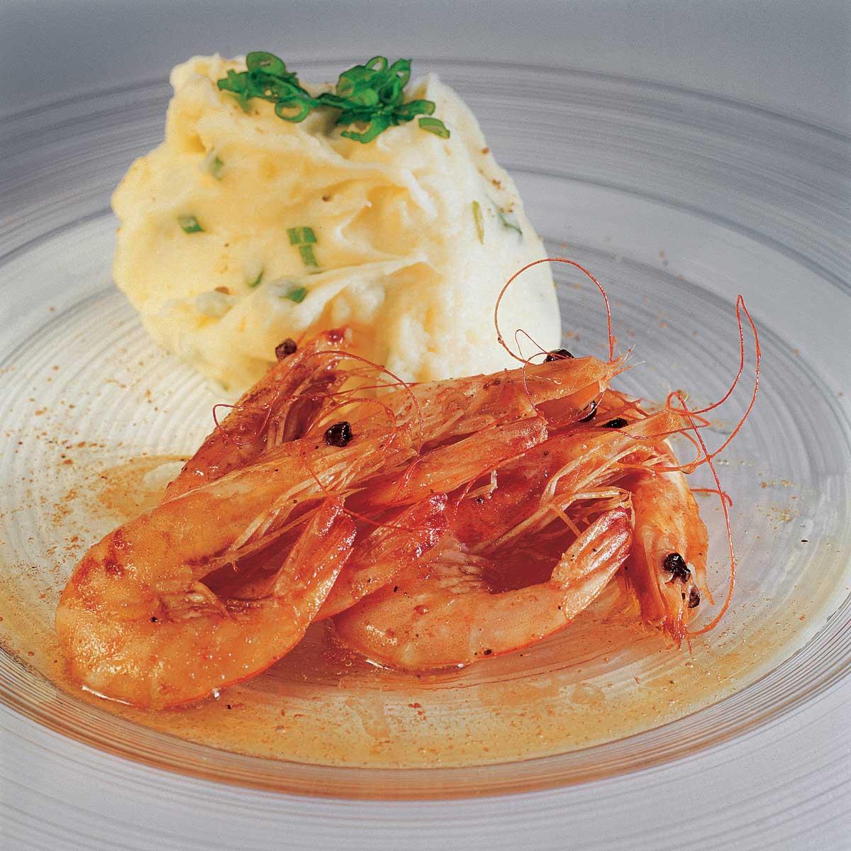 Recette crevettes sautées et écrasée de bintje Cuisine / Madame Figaro