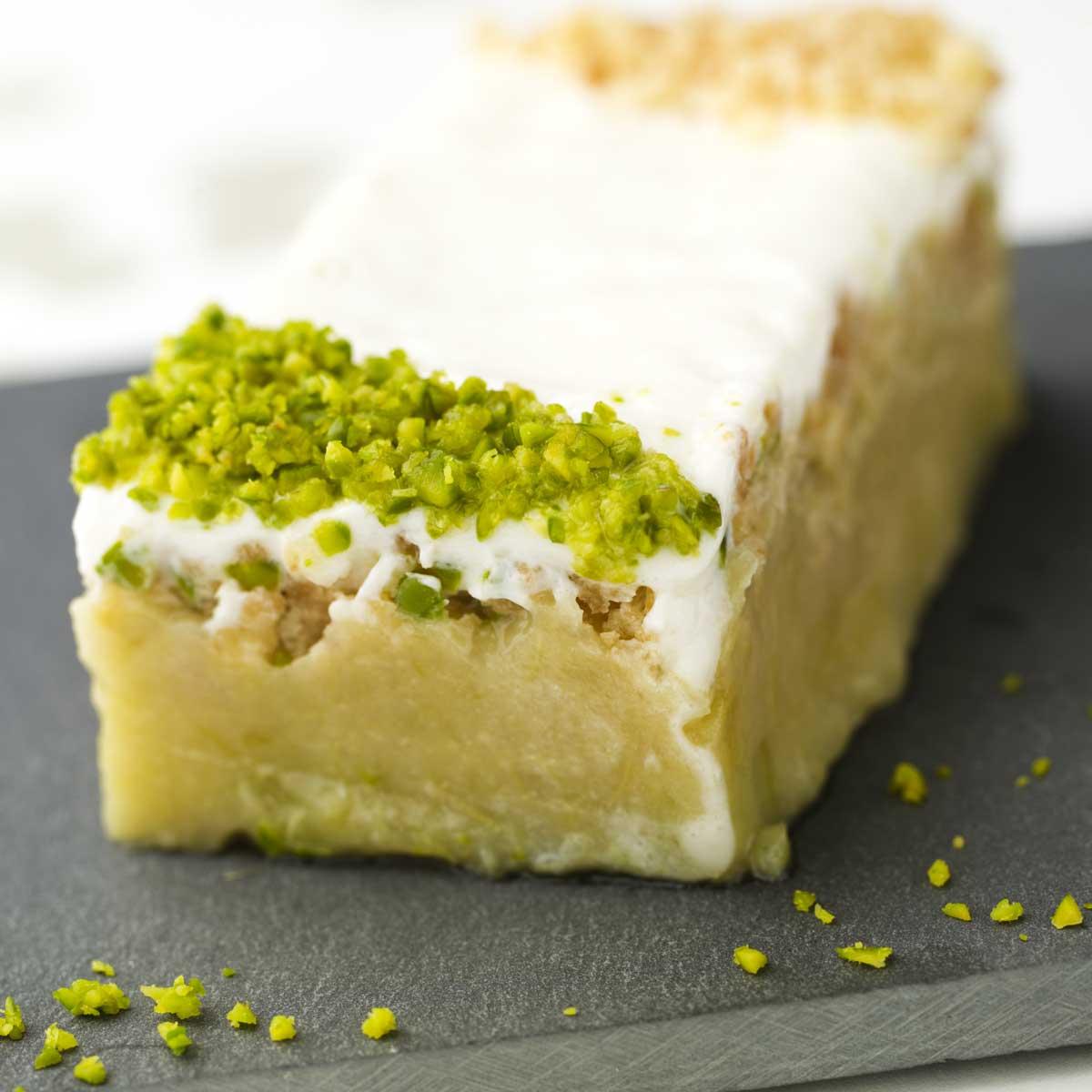 Recette Cake A La Rhubarbe Pistache Et Yaourt Cuisine Madame Figaro