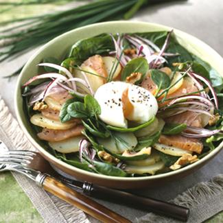 Salade De Pommes De Terre Et Thon Fumé Aux Jeunes Pousses Dépinard Et Pommes Vertes