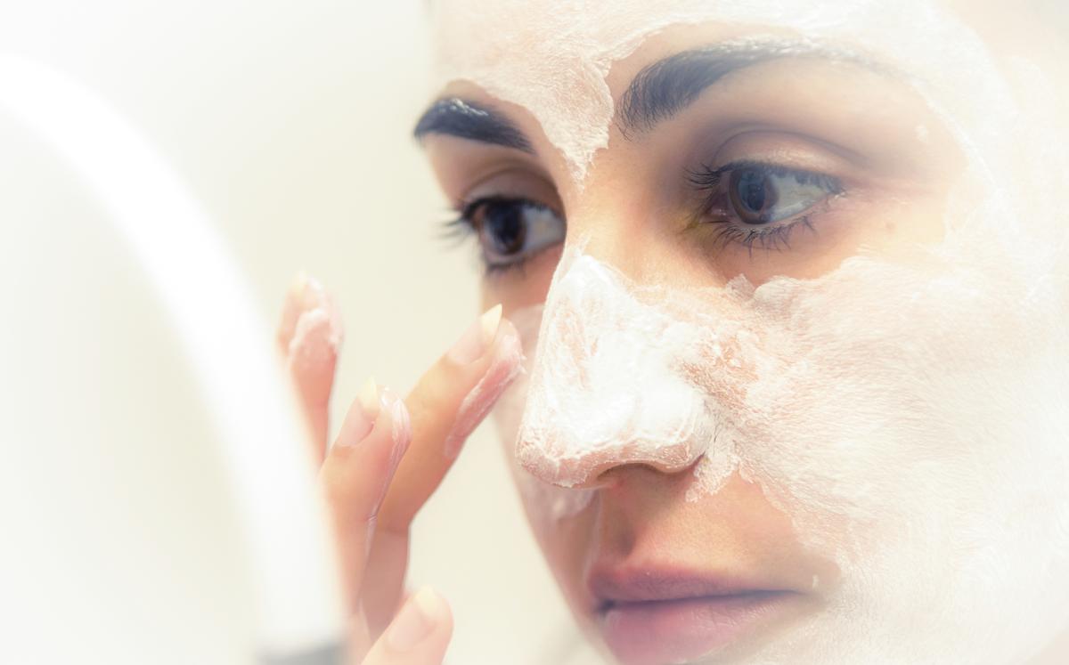 Peau grasse : recettes de gommage pour le visage maison - Madame Figaro