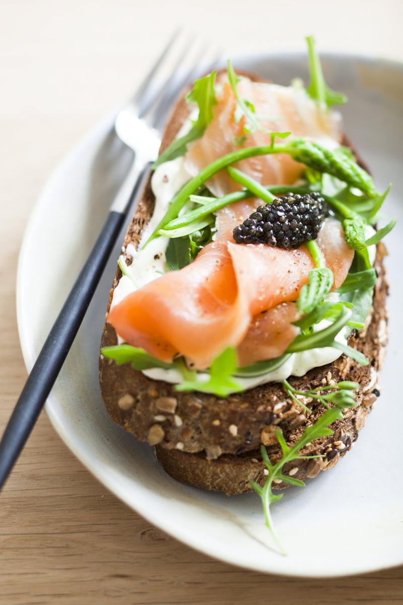 Recette Tartines De Saumon Fume Sauvage Et Caviar Cuisine Madame Figaro