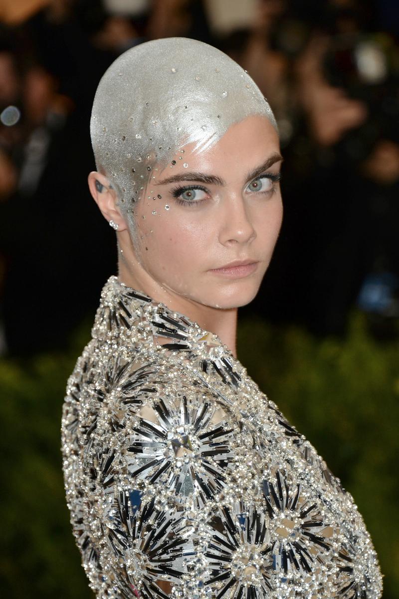 Gala du MET 2017 : Cara Delevingne a le crâne rasé... et argenté