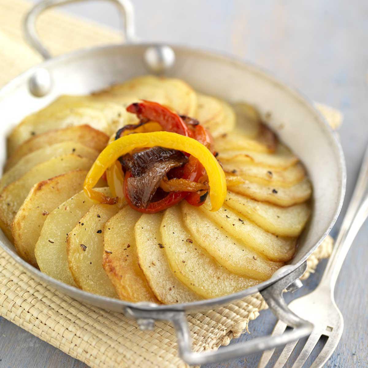 Tian De Pommes De Terre à Loignon Rouge Et Aux Poivrons Grillés