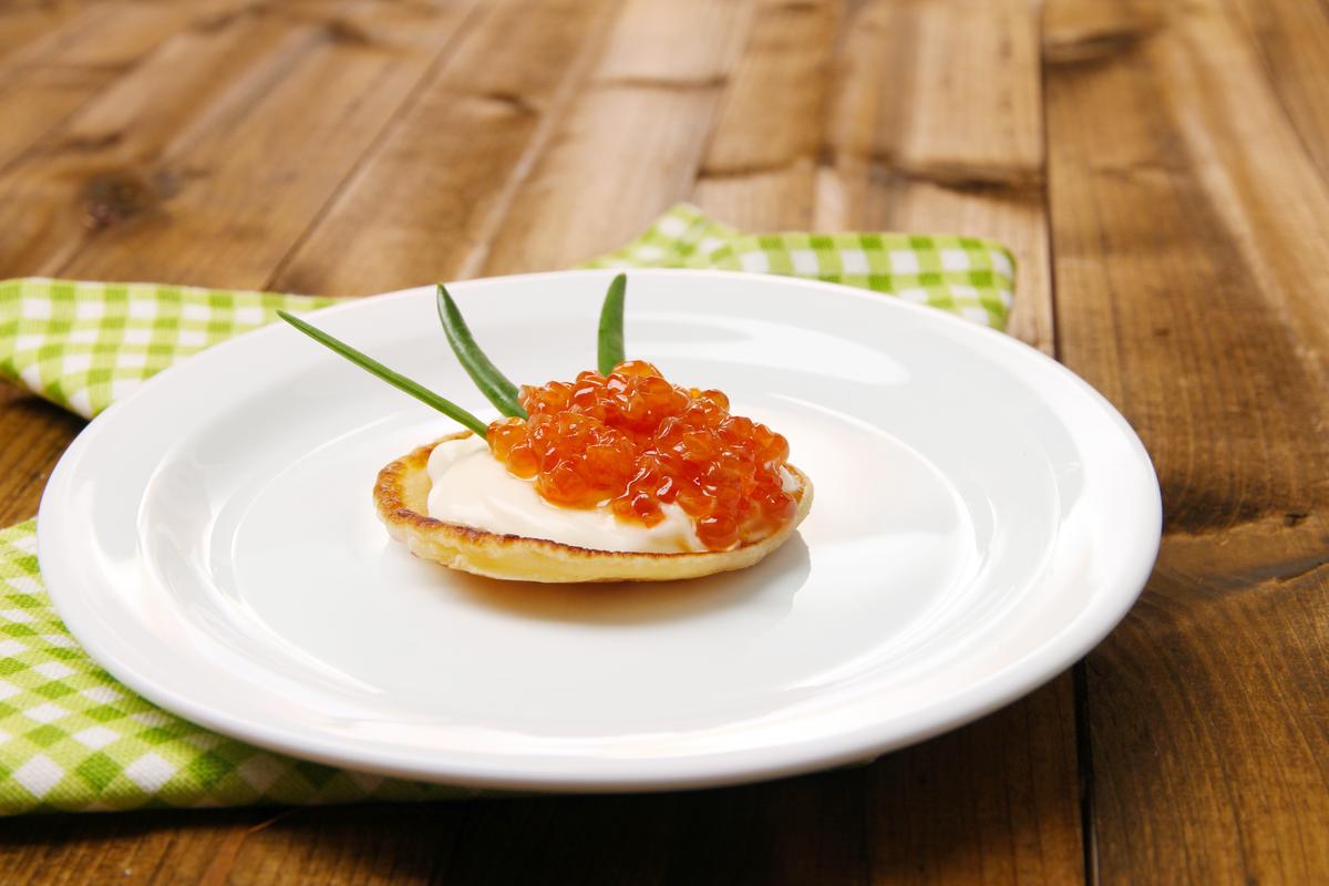Recette blinis aux œufs de saumon Cuisine / Madame Figaro