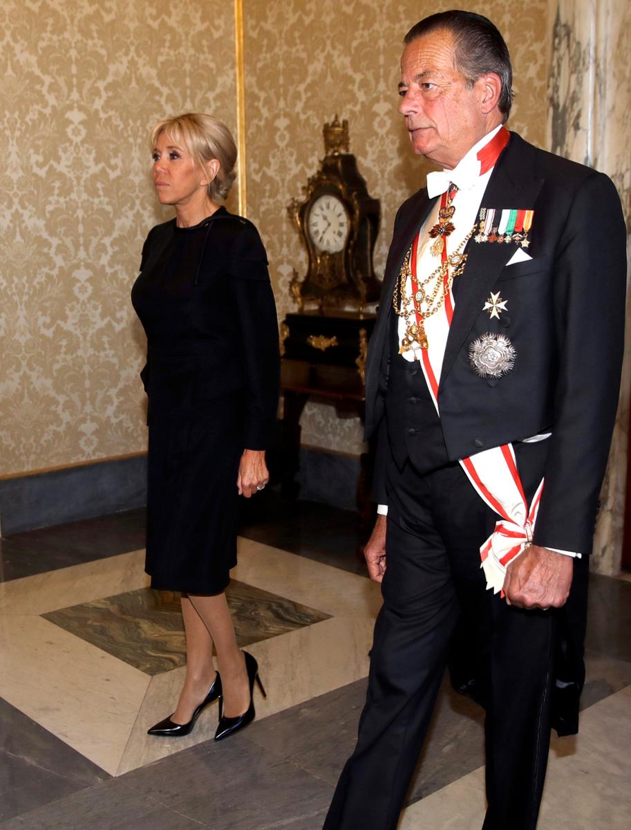 Brigitte Macron rencontre le pape et un détail de son look fait polémique