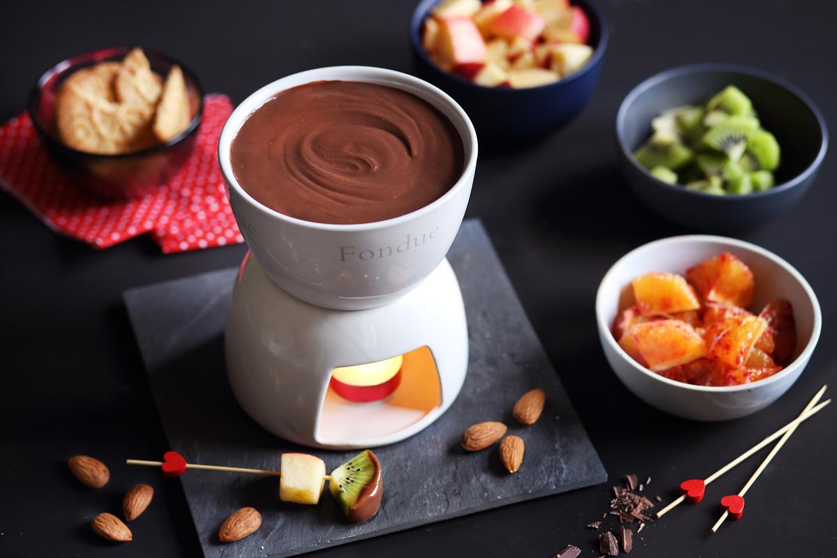 Recette fondue au chocolat et fruits frais Cuisine / Madame Figaro