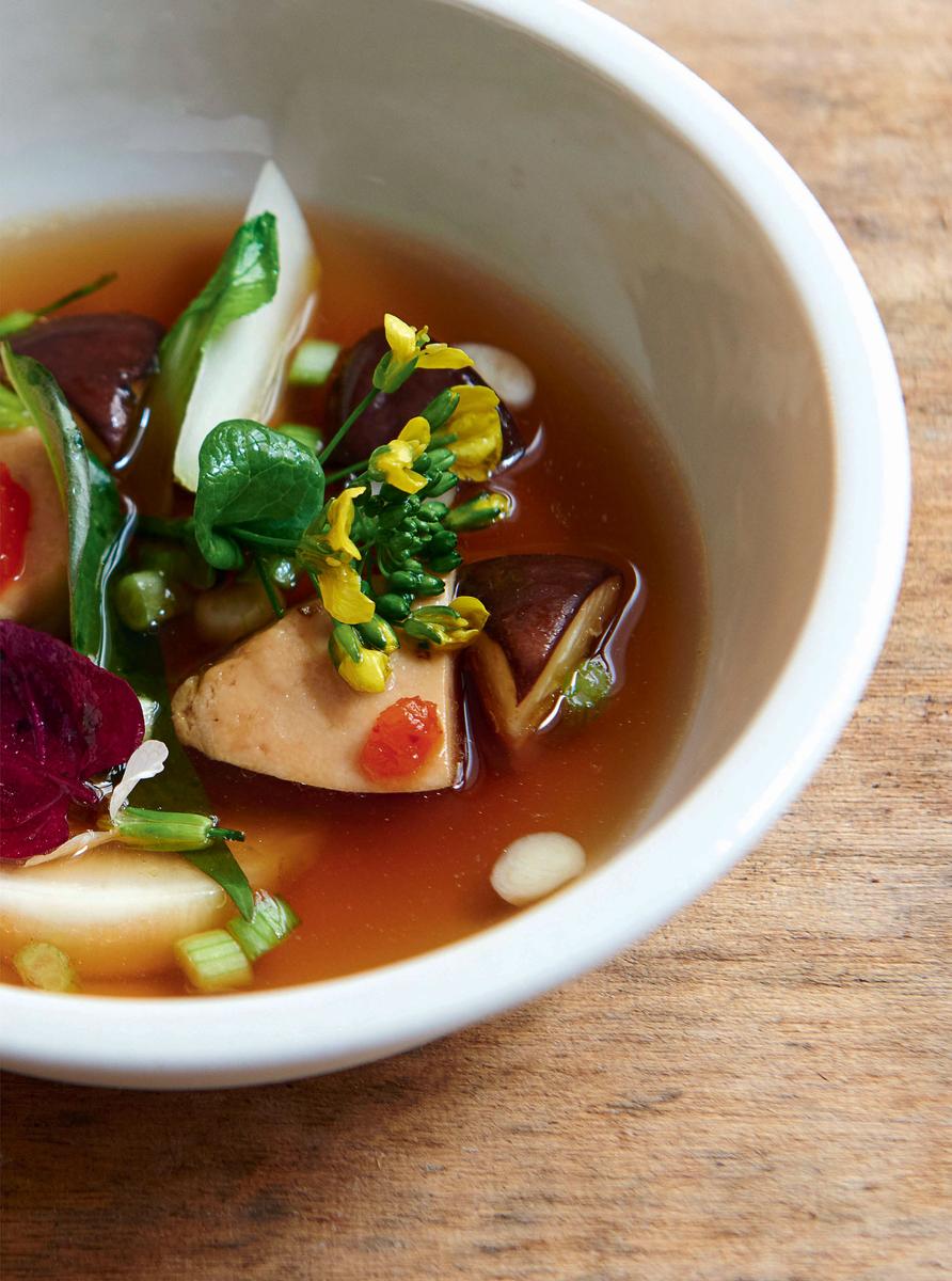 Recette bouillon au foie gras et prunes umeboshi Cuisine / Madame Figaro