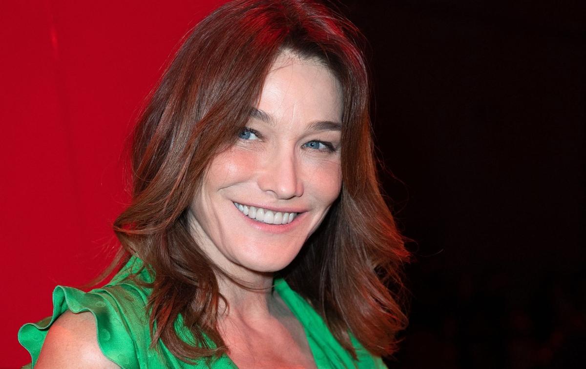 Carla Bruni’s daughter Giulia Sarkozy is the surprise guest of the singer’s new clip