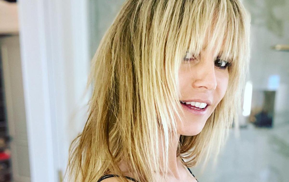 Heidi Klum coupe sa frange toute seule (et en fait tout un spectacle) sur Instagram
