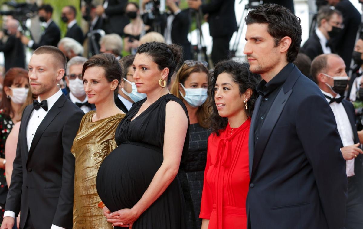 Louis Garrel sexy en costume au bras de Noémie Merlant, sa