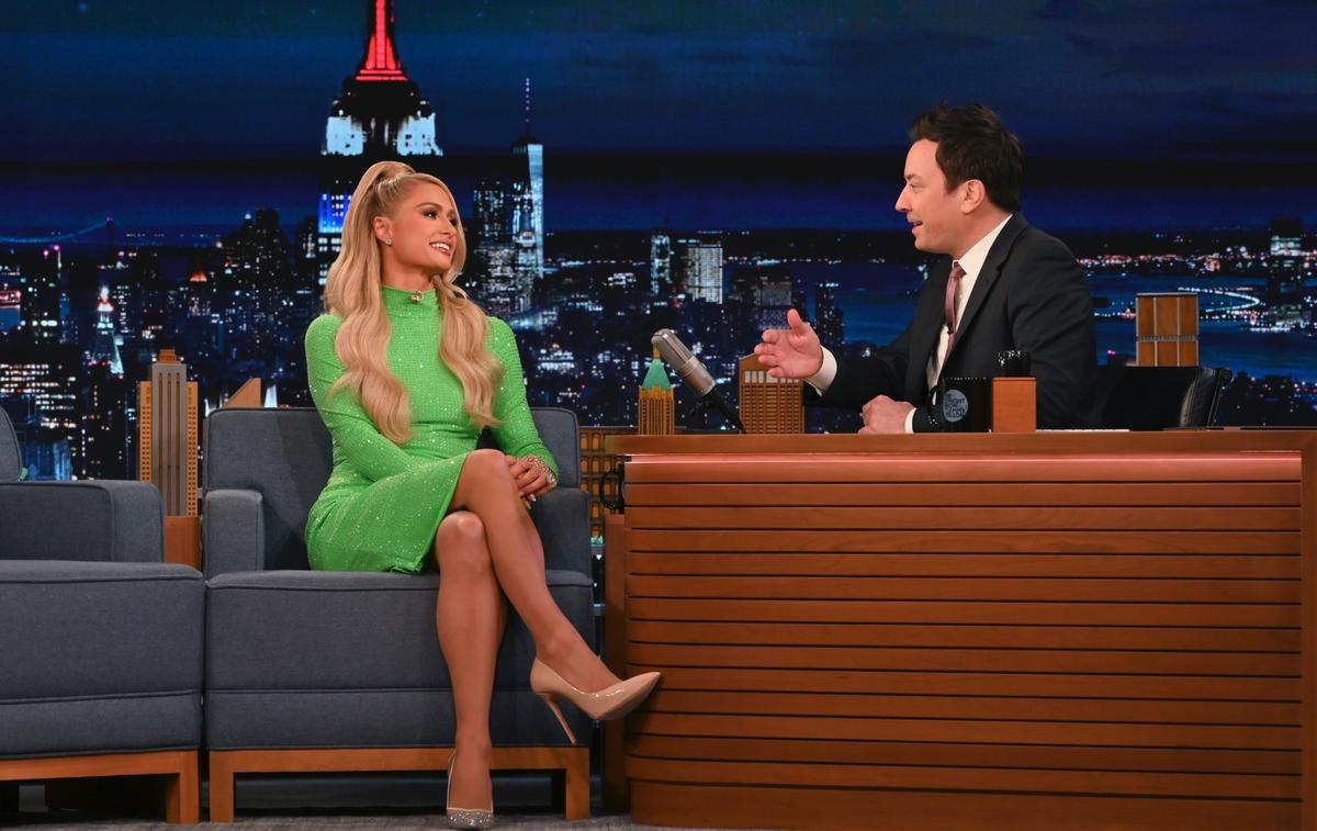 Vous avez dit bizarre ? Paris Hilton arrive sur le plateau de Jimmy Fallon avec deux escarpins différents
