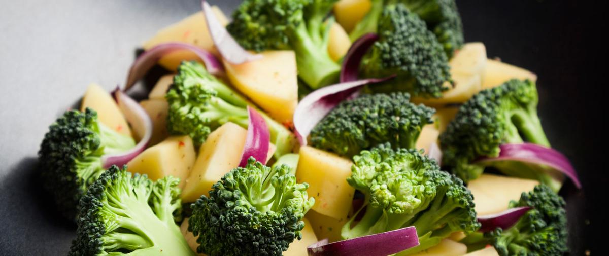 Recette poêlée de pommes de terre et de brocolis - Cuisine / Madame Figaro