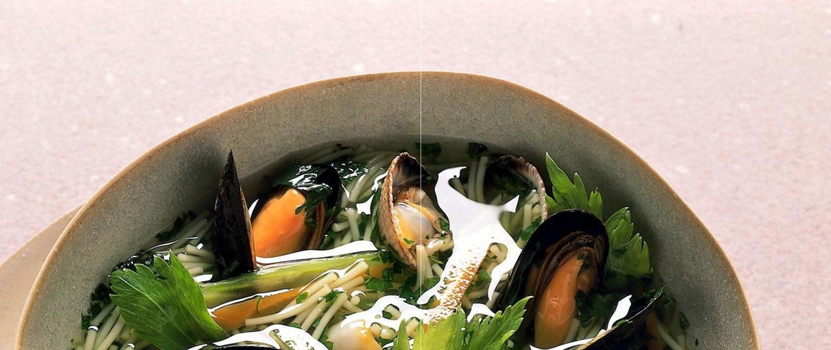 Recette bouillon aux vermicelles et coquillages Cuisine / Madame Figaro