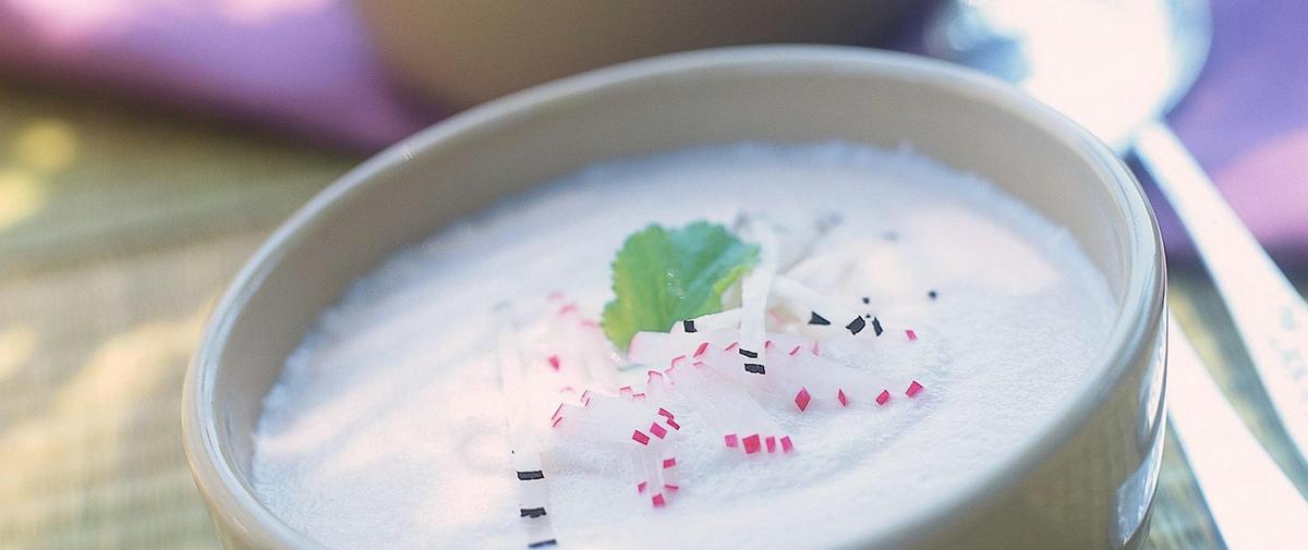 Recette bouillon glacé aux deux radis Cuisine / Madame Figaro