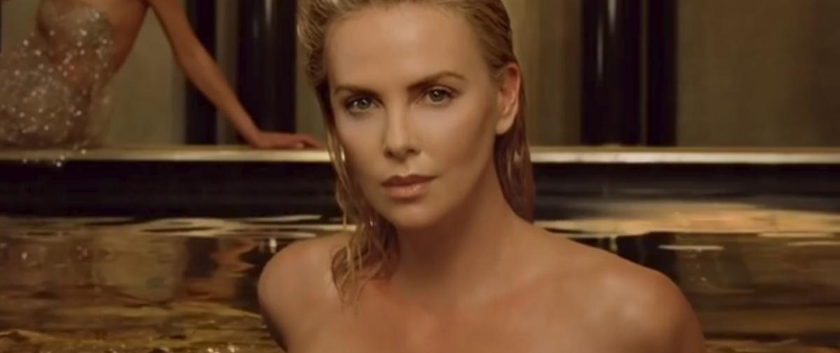 Charlize Theron toute d or dévêtue dans la nouvelle campagne J Adore de Dior Madame Figaro