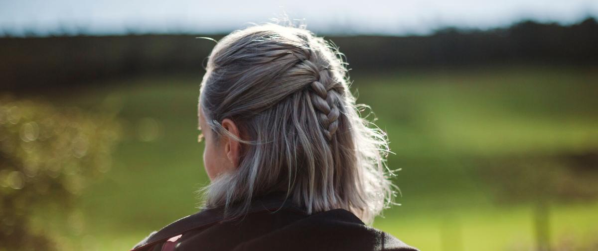 Âge, génétique, jaunissement... les idées reçues sur les cheveux blancs