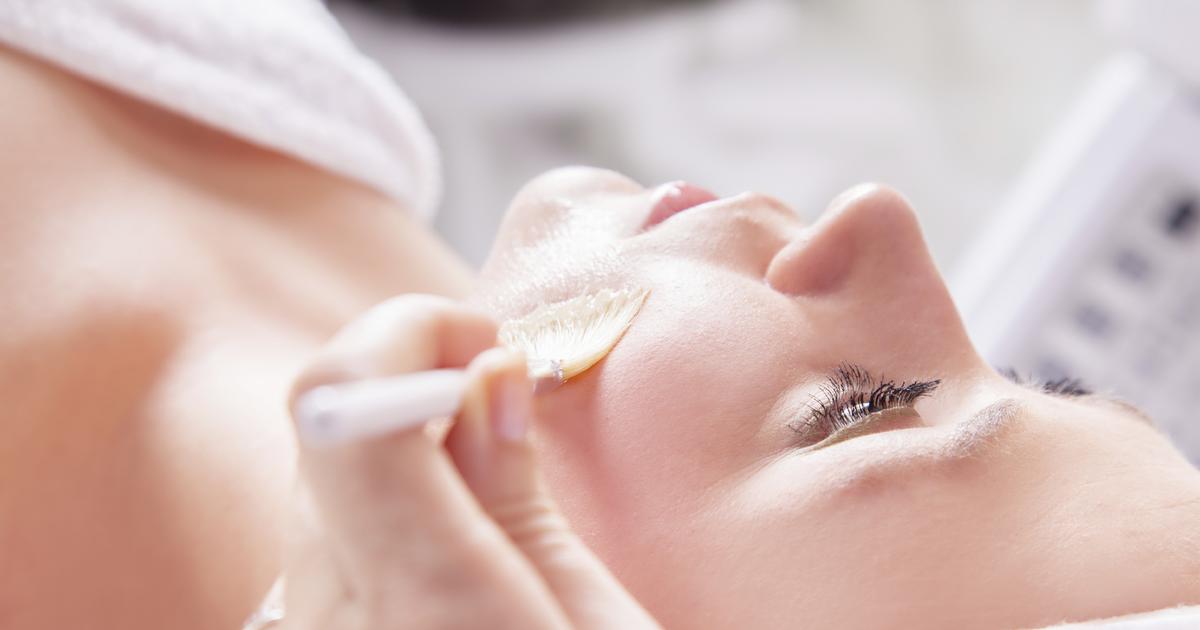 Soin du visage quelles différences entre gommage et peeling