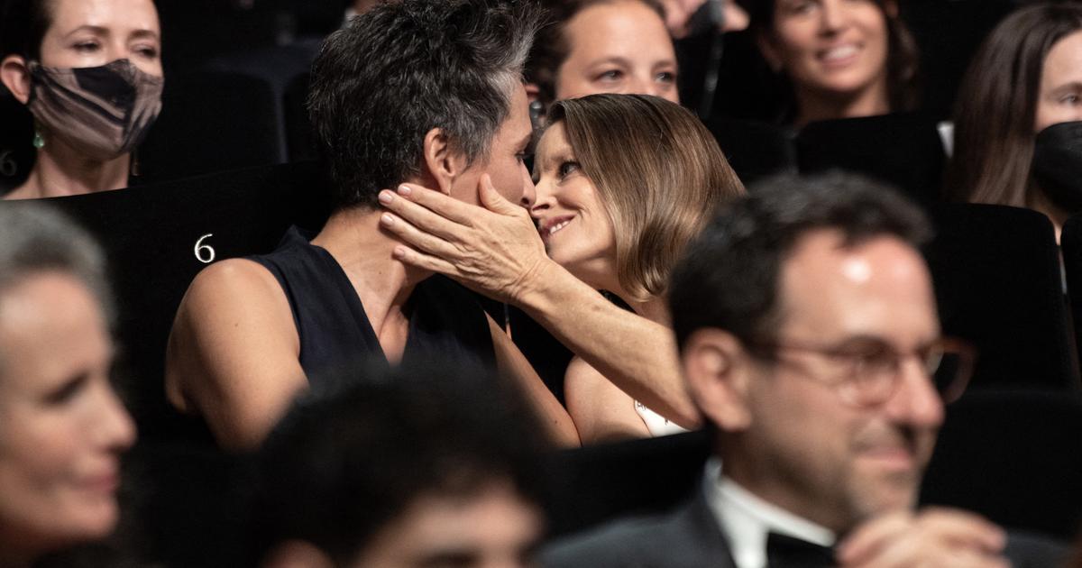 Regards énamourés et baiser volé : Jodie Foster et son épouse Alexandra