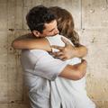 Couple : les câlins peuvent-ils remplacer le sexe ?