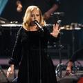 En plein concert, Adele défend les femmes qui n’allaitent pas