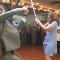 Fan de "Star Wars", un marié ouvre le bal au sabre laser