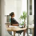 Grossesse au bureau : huit astuces pour soulager les douleurs liées à la position assise