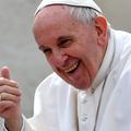 Le pape François se fait dérober son couvre-chef par une fillette