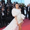 Retour sur... Quand Kendall Jenner sortait en robe à traîne et chaussettes sur tapis rouge à Cannes