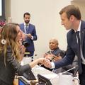 Gisele Bündchen et Emmanuel Macron, la poignée de main qui fait jaser