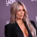 Topless et photographiée par sa fille, Kim Kardashian fait scandale