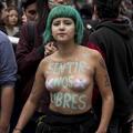 Au Chili, les violences machistes se dénoncent seins nus et dans la rue