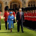 Les faux pas de Trump lors de sa rencontre avec Elizabeth II