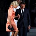 Au Japon, Brigitte Macron ose le fluo et fait encore grimper sa cote mode
