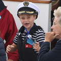 Le prince George joue les apprentis-marins durant une course de bateaux