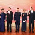 De jour comme de nuit, Brigitte Macron reste fidèle à Louis Vuitton en Chine