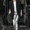 Et si on adoptait le pantalon métallisé comme Charlize Theron ?