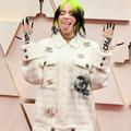 Billie Eilish fait sensation en tailleur Chanel oversize sur le tapis rouge des Oscars