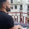En vidéo : à Barcelone, des habitants confinés jouent "Titanic" depuis leur balcon