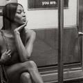 Naomi Campbell nue dans le métro new-yorkais : des photos inédites dévoilées par Valentino