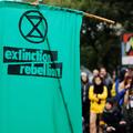 Extinction Rebellion dénonce la "fast fashion" avec une chaîne de vêtements de 170 mètres