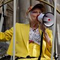 En vidéo : Enfermée dans une cage, Vivienne Westwood proteste contre l'extradition de Julian Assange